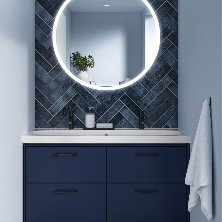 Ett litet blått badrum