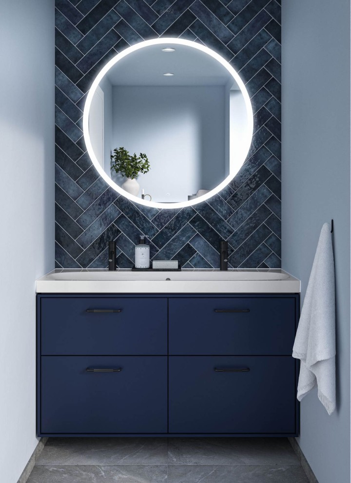 Ett blått och svart badrum från Ifö