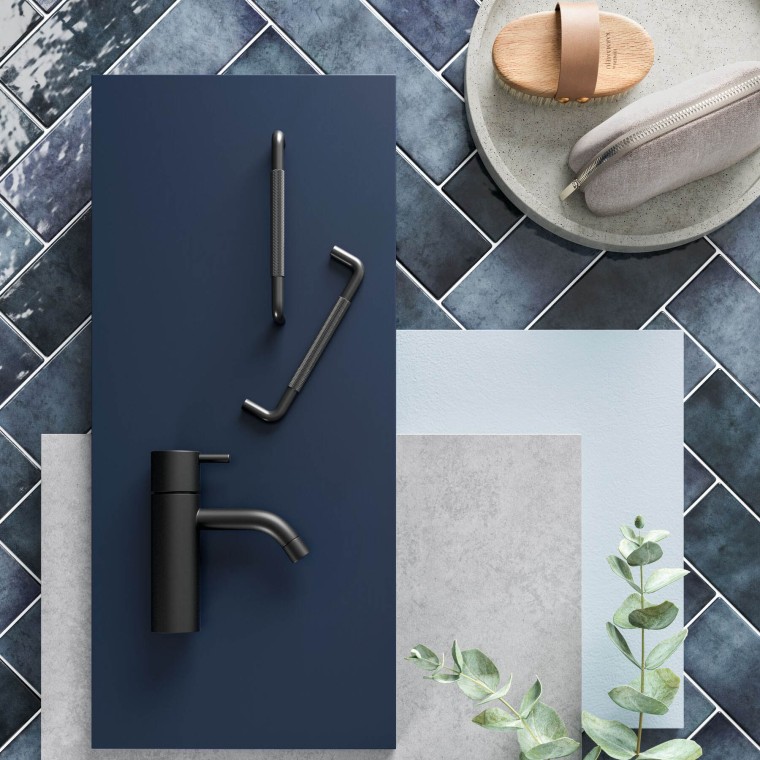 Ett blått och svart badrum