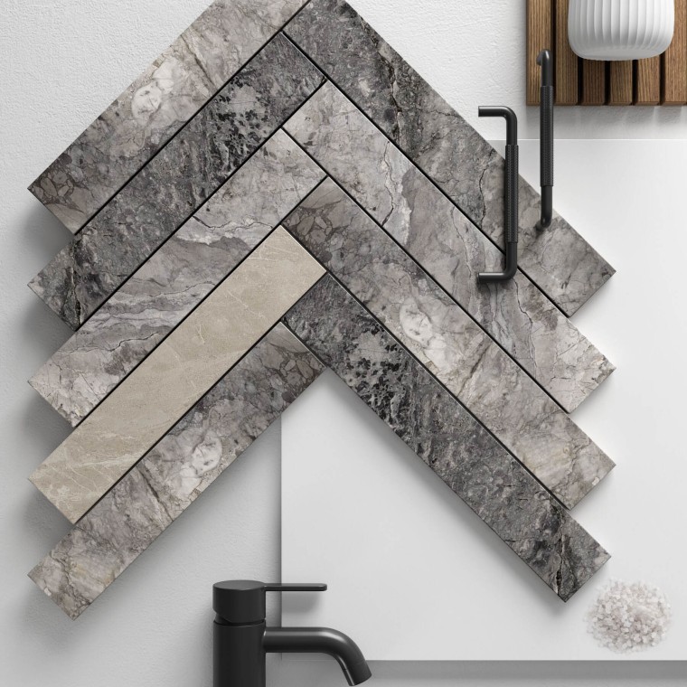 Ett grått badrum med detaljer i svart