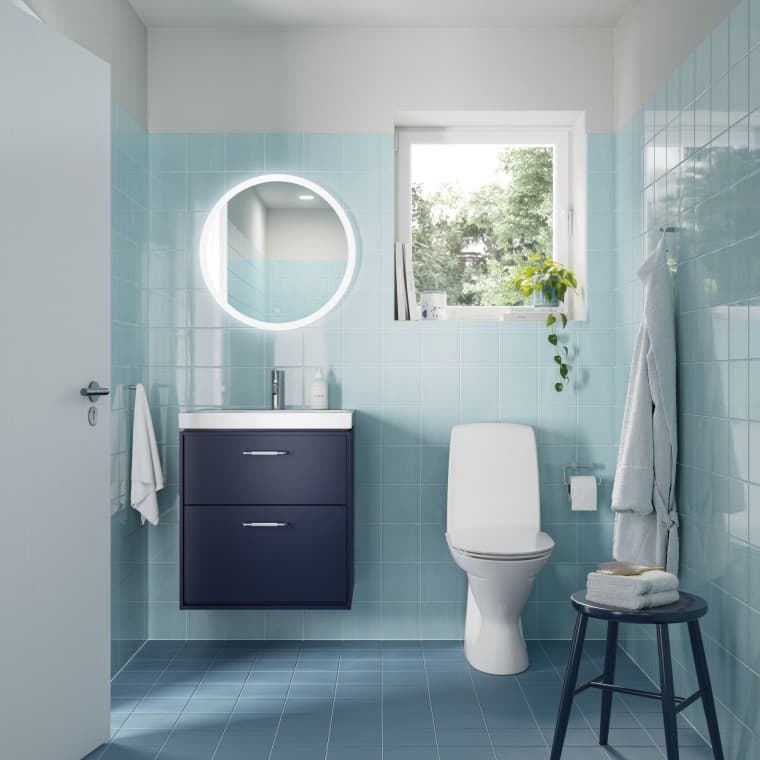 Ett litet badrum i blått från Ifö Ett litet badrum i blått från Ifö