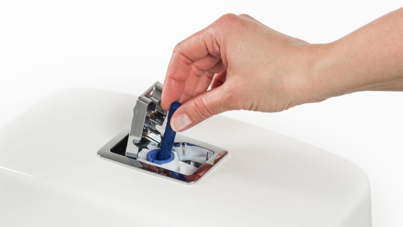 Lyft på spolknappen och stoppa i en Fresh WC-stick Lyft på spolknappen och stoppa i en Fresh WC-stick