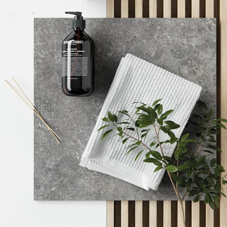 Ett grått badrum med inslag av trä Ett grått badrum med inslag av trä